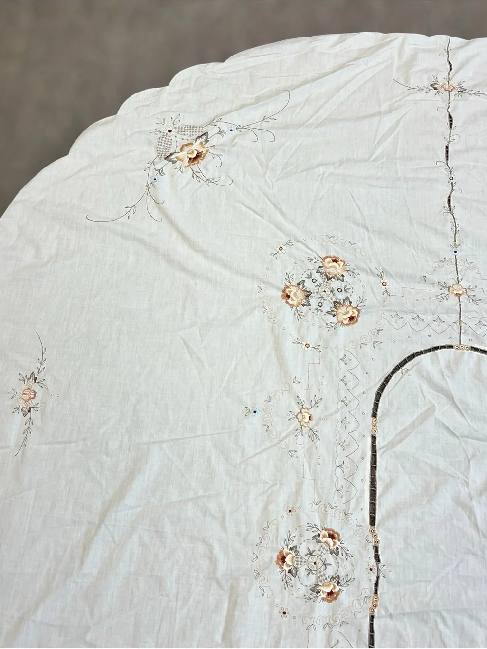 Vintage Oval Tablecloth Floral Hand Embroidered Scalloped Edge White 68”x83.5”